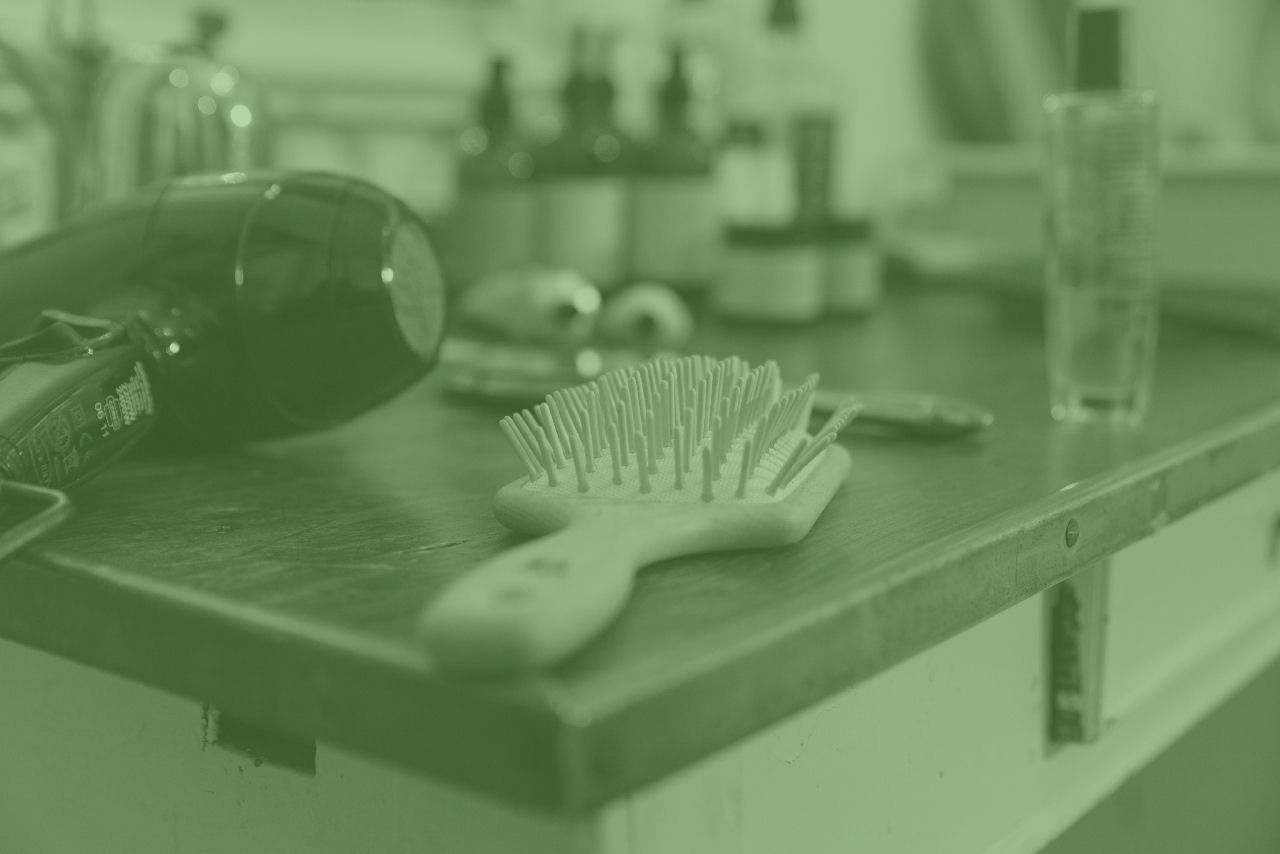 Haarborstel en producten uitgestald op de werktafel